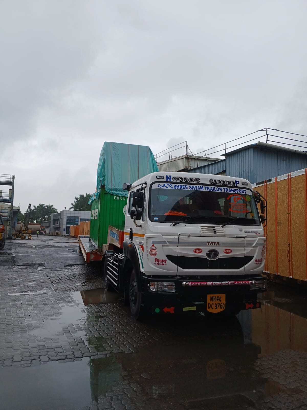 Covered project cargo transported on a Cargoy trailer