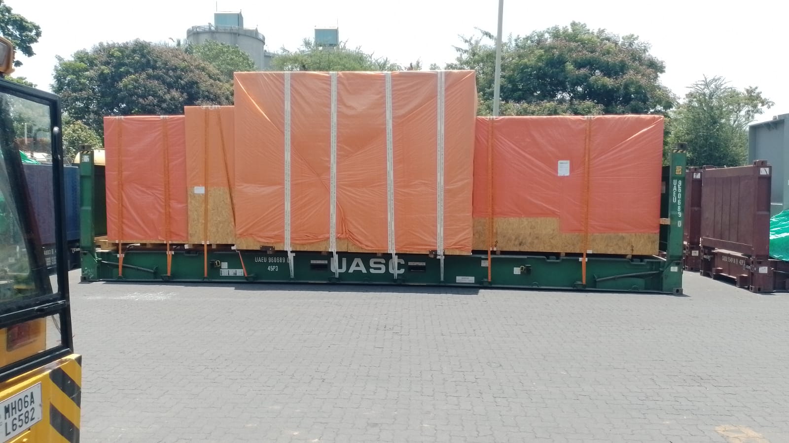 Export cargo secured inside a flat-rack container